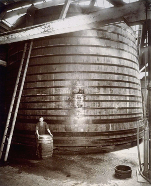 最大的橡木罐，80,000 加仑。 S.拉赫曼的酒窖。 加州葡萄酒协会。
