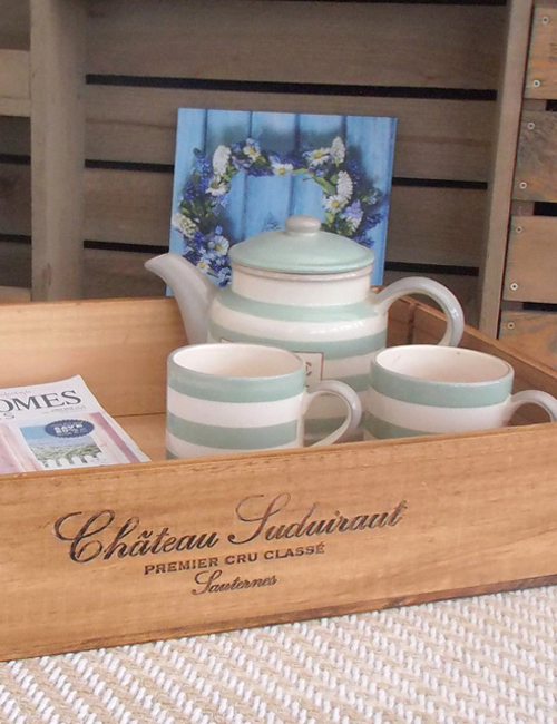 9 Charming Ways To Turn Wine Crates Into Rustic Furniture Breakfast Tray