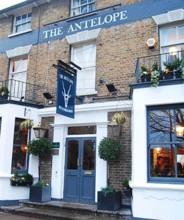 Someone Left This Pub a One-Star Review for ‘No Stella’ and the Response Went Viral