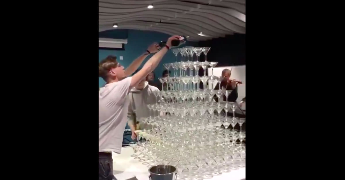 богатые развлекаются. парень открывает шампанское. шампанское прикол. алкаши шампанское. сабраж шампанское.