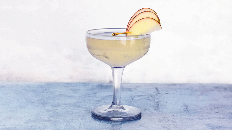The 8 Best Bubbly Cocktails To Drink On New Year’s Eve: Apple Cider French 75
