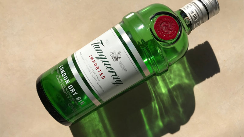 With strong juniper notes lending character to the gin, hints of citrus and additional botanical spices are allowed to waft in and effortlessly perfect every Tanqueray Gimlet. 