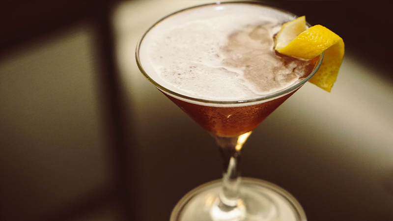 El licor de frambuesa de este martini francés complementa la suave dulzura del final de Ketel One Vodka.