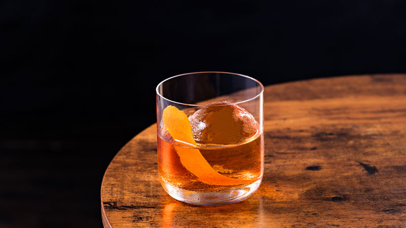 The higher amount of rye used in Bulleit means that the palate has some spice and black pepper notes, which in turn yields a drink that won't be too sweet even when adding sugar, as is the case with the Old Fashioned.