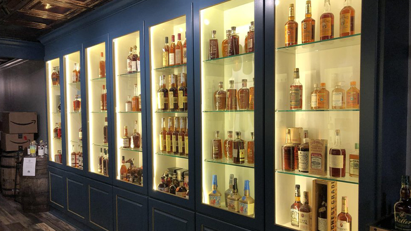 Minoristas como Justins 'House of Bourbon han construido su negocio en torno a llevar a sus clientes las raras botellas de sus sueños.