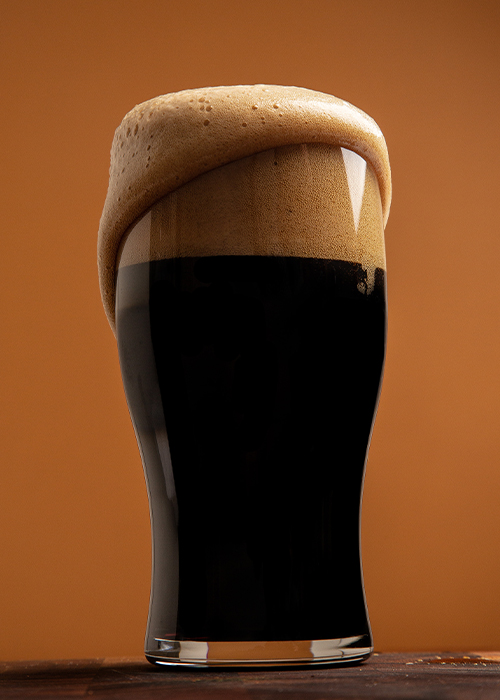 Las Stout vienen en varios sabores, pero estas cervezas son todas de tez negra y son básicamente un porteador más fuerte.