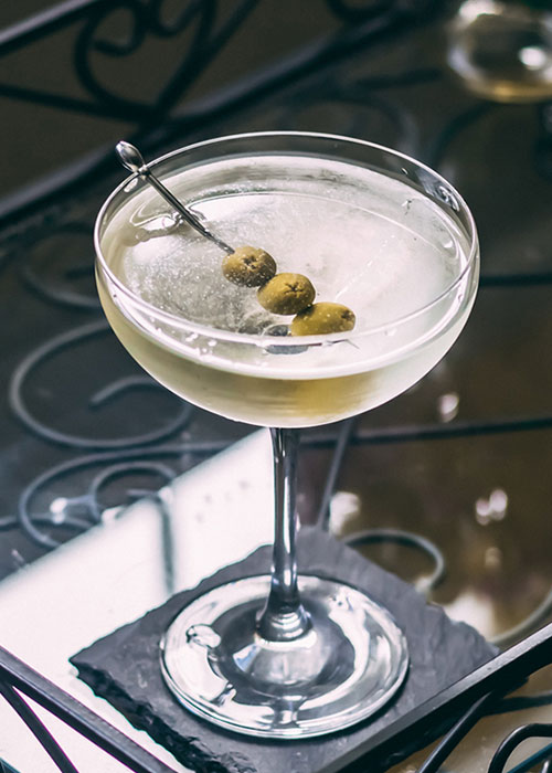La receta Dirty Martini es una de las mejores recetas de cócteles de tres ingredientes
