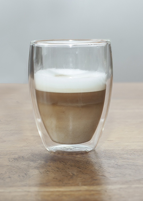 El macchiato contiene un espresso simple o doble y se completa con un poco de espuma de leche.