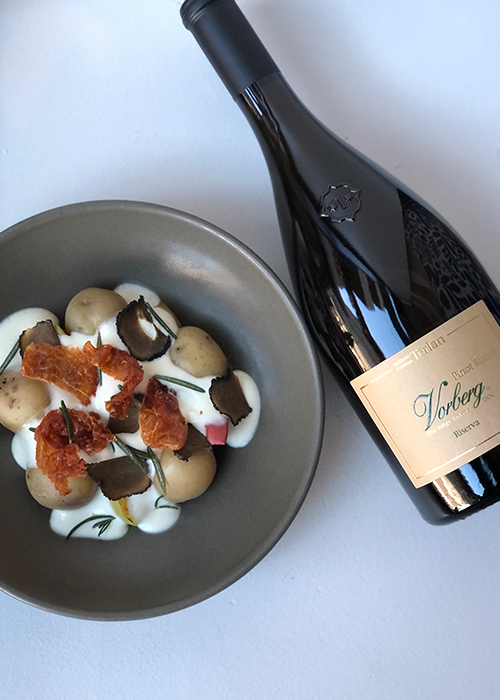 Alto Adige Pinot Bianco with fondue, roasted apples and speck