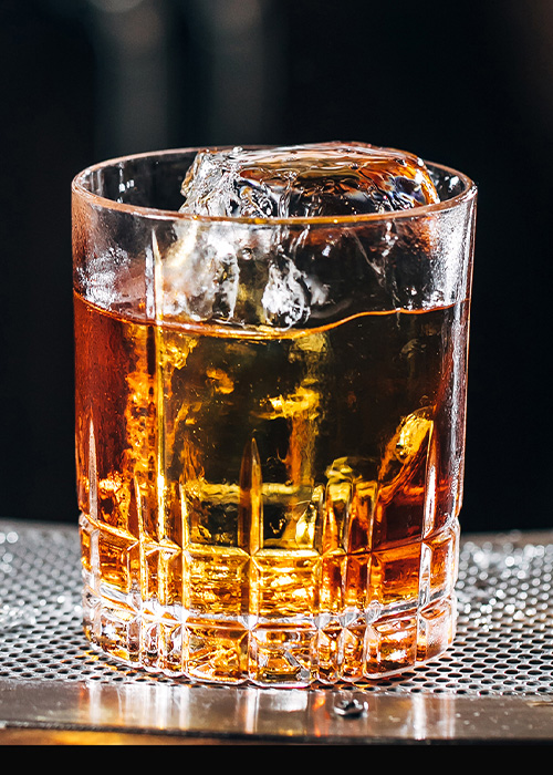 En el centro de The Dead Rabbit, la directora de bebidas Jillian Vose usa té en Black Rose, que combina whisky irlandés Tullamore con té Earl Grey, curacao seco, nuez y amaro.