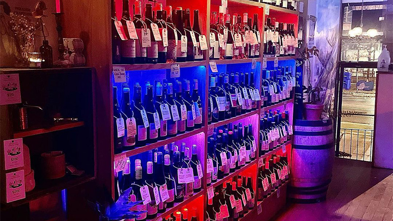 El telón de fondo urbano de la bulliciosa Toronto es el hogar de Paradise Grapevine, un bar de vinos híbrido, tienda de botellas, agencia de importación y productor de vino.