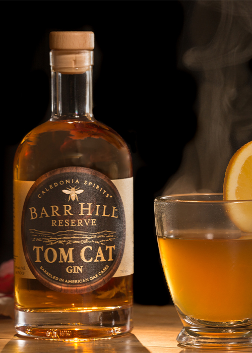 Caledonia Spirits Distillery and Bar en Montpelier, Vermont, fue pionera en el uso de miel cruda en la creación de su famosa ginebra Barr Hill.