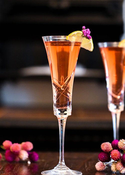 这款玫瑰色对久经考验的正宗法国 75 香槟将起泡桃红葡萄酒换成看起来和味道都像爱的小口。