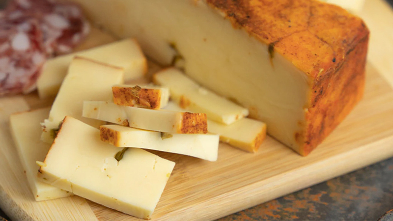 Beehive Cheese de Britton Welsh of Utah crea una aplicación moderna de esta técnica en Pour Me A Slice de Beehive, un queso cheddar clásico marinado con bourbon de Basil Hayden durante el proceso de añejamiento.