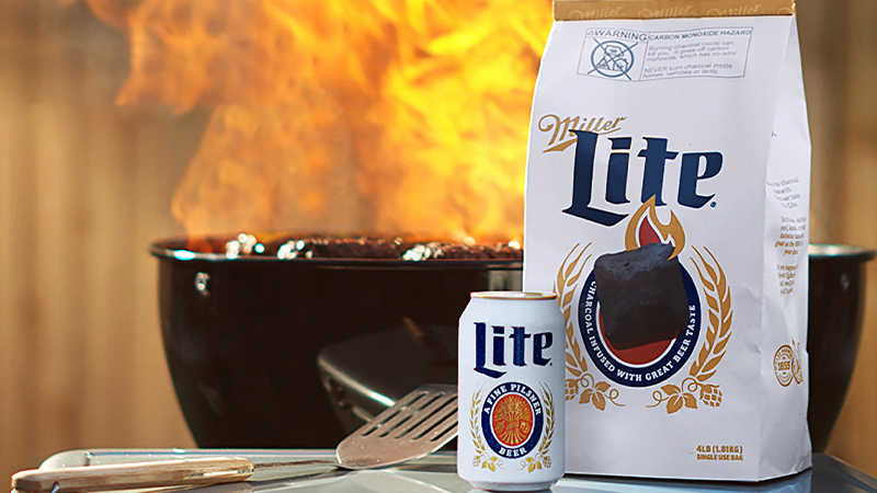 Miller Lite lanza Beercoal, carbón para asar infundido con Miller Lite.