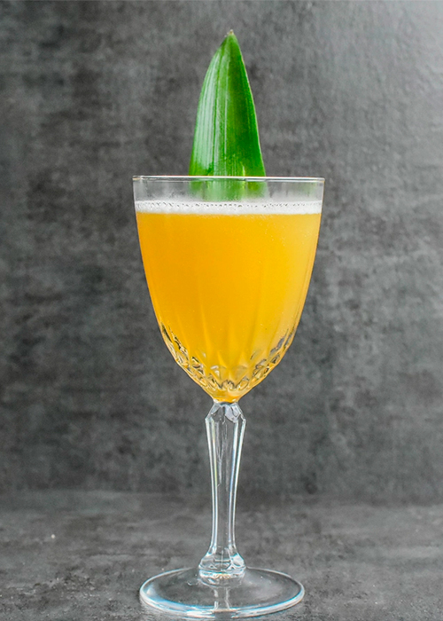 El Pineapple Breakfast Martini es uno de los mejores cócteles de piña para el verano. 