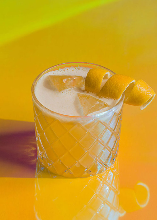 The Gold Rush is one of the most essential and popular bourbon cocktails for 2022.