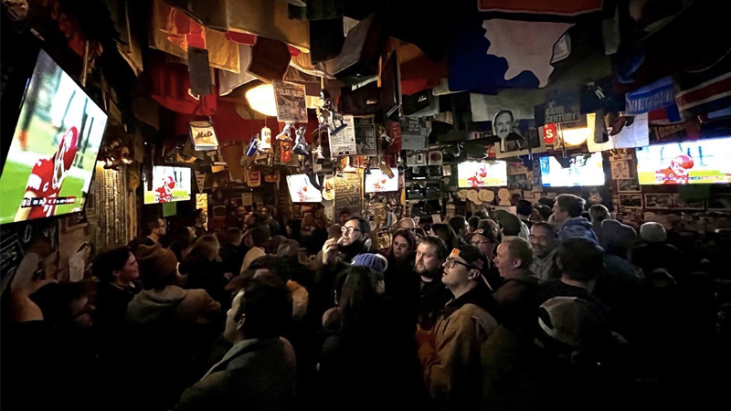 Saints and Vikings Fans Share Manhattan Watering Hole: Bar None