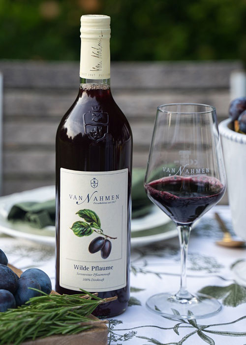 Van Nahmen is a European producer of non-alcoholic wines that offers unfermented grape juices. 
