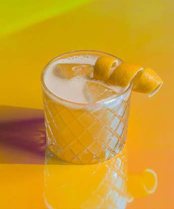 The Gold Rush is one of the best cocktails for Thanksgiving. 