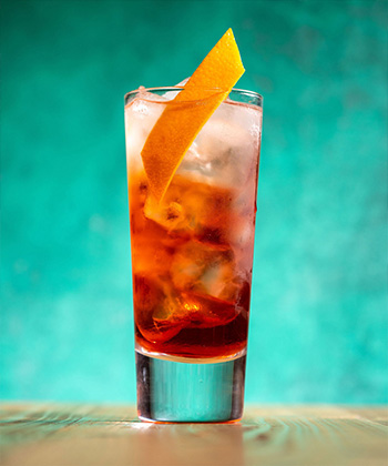 The Negroni Sbagliato is one of the best cocktails for Thanksgiving. 