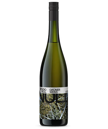 Studio Null Grüner Weiss is one of the best non-alcoholic wines for 2024. 