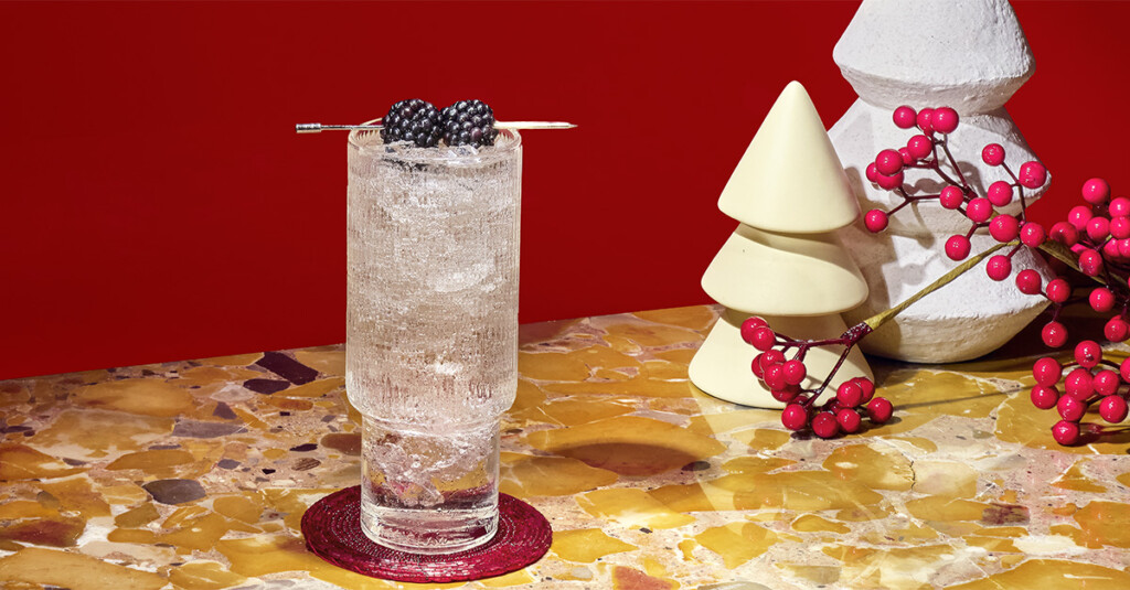 In the Blackberry Super CLAW™, White Claw™ Premium Vodka and White Claw® Hard Seltzer Blackberry combine to make a festive welcome drink.