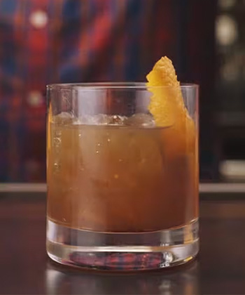 The Guinness Old Fashioned, or the Oscar Wilde, is one of the best Guinness Cocktails. 