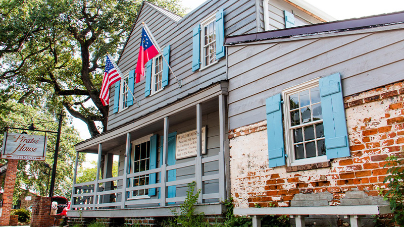 The Oldest Bar in Georgia is The Pirate’s House (1753)