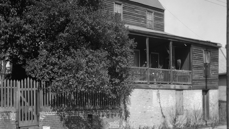 The Oldest Bar in Mississippi is King’s Tavern (1789)