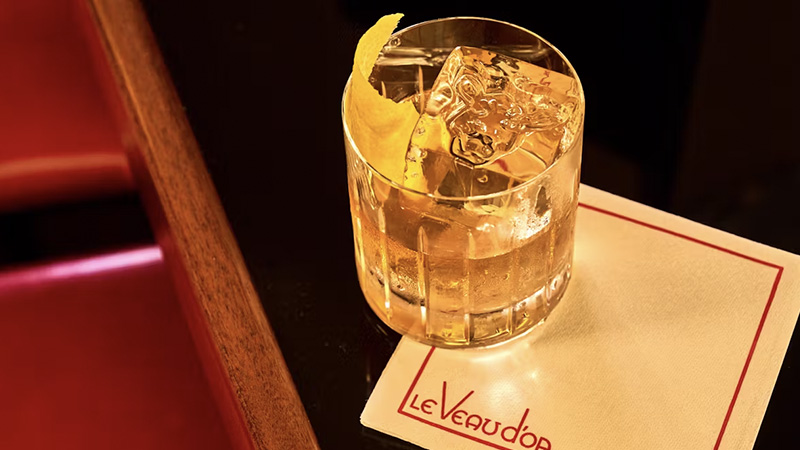 Le Veau d'Or serves a house long drink with Scotch and Soda. 