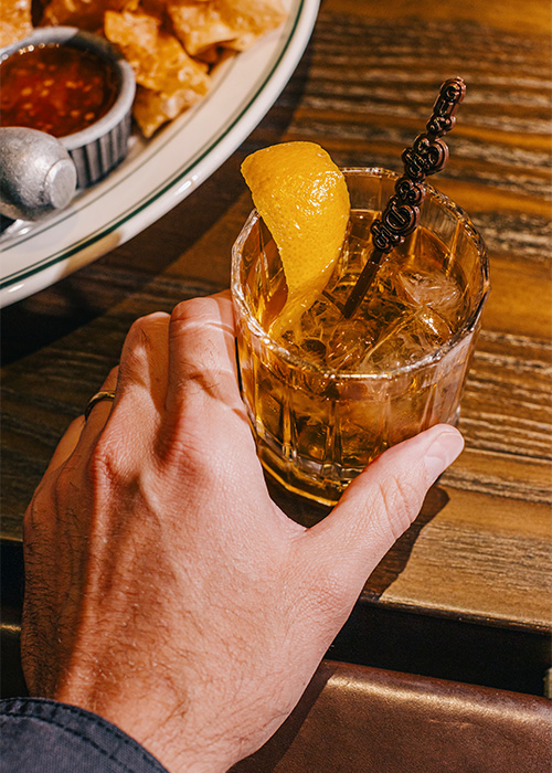 Gus' Sup & Dip is a plush bar and restaurant that expertly fills the hole in Chicago's River North neighborhood that's long been empty.