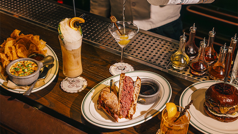 Gus' Sup & Dip is a plush bar and restaurant that expertly fills the hole in Chicago's River North neighborhood that's long been empty.