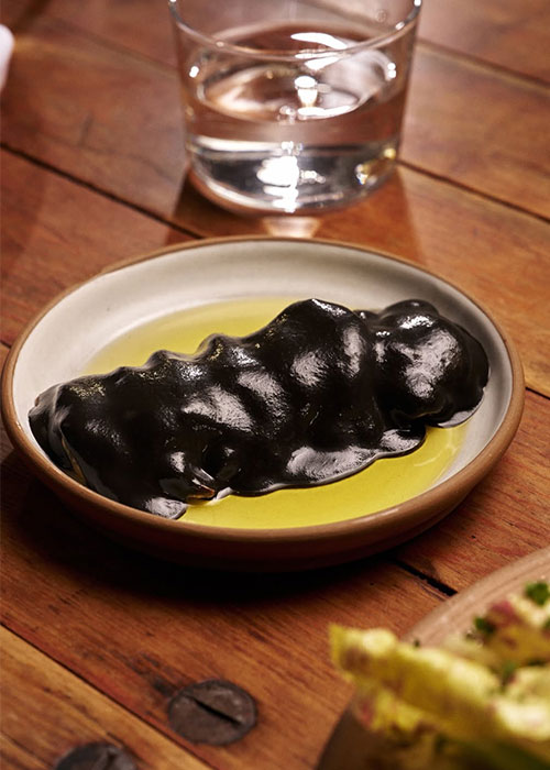 Place des Fêtes' bangs island mussels en tinta is one of the best wine bar snacks in NYC.