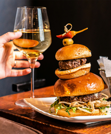 The Ultimate Guide to Pairing Burgers With Wine [Infographic]