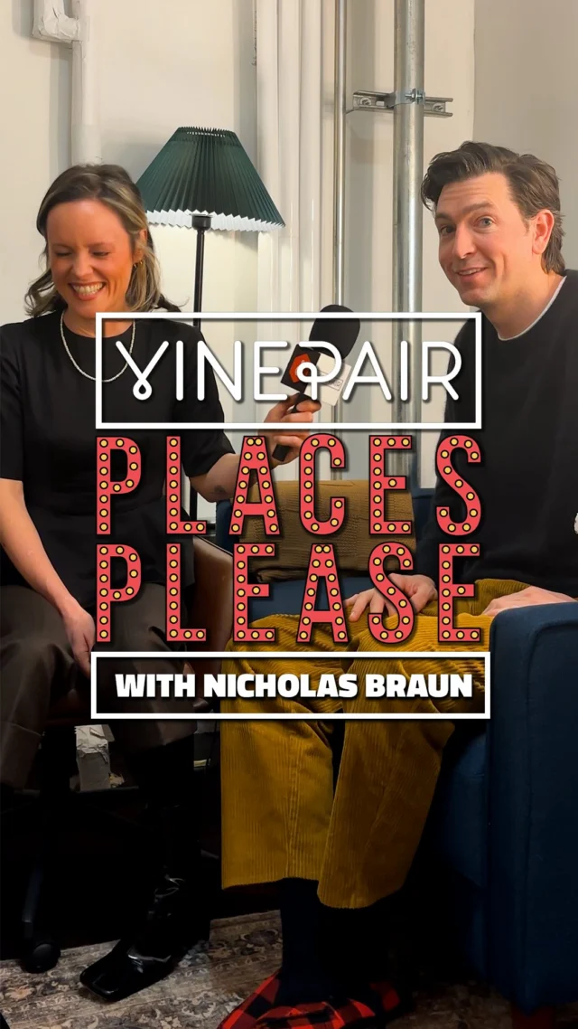 Making his Broadway and Places Please debut, it’s Nicholas Braun! You probably know him as Cousin Greg in Succession, but you may have also caught him last year in Rajiv Joseph’s Gruesome Playground Injuries. Now he is starring alongside @jennyslate, Ray Romano, and Jake Shane (@passthatpuss) with music by @Lawrencetheband in All Out! Find out where the cast of All Out go to eat and drink in NYC.